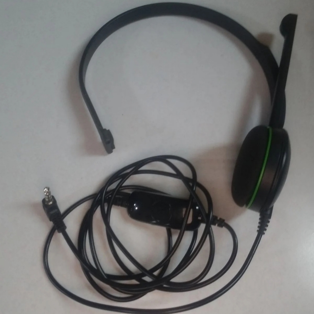 Gaming headset with mute volume control black